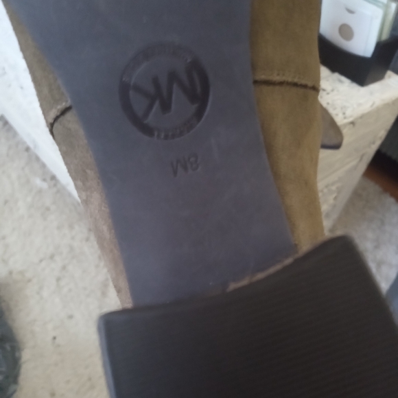 🆕⭐ Michael Kors Olive green suede booties - Picture 9 of 11